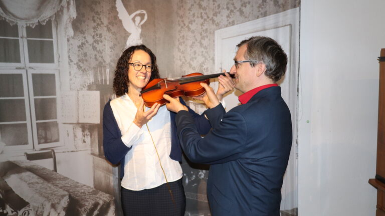 Ministerin Dorn bekommt im Spohr-Museum in Kassel von einem Museumsmitarbeiter gezeigt, wie man eine Geige richtig hÃ¤lt