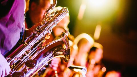 Der Hessische Jazzpreis ist mit 10.000 Euro dotiert Mehrere Musiker mit Saxophonen