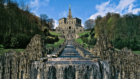Die Wasserspiele im Bergpark Wilhelmshöhe gehören zum UNESCO-Welterbe Die Wasserspiele im Bergpark Wilhelmshöhe, am Horizont ragt der Herkules über die Kaskaden