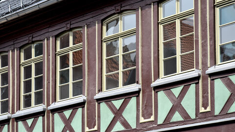 Hessen ist reich an Denkmälern - der Landesdenkmalrat berät das Ministerium in Fragen zum Denkmalschutz Nahaufnahme von einer Fensterreihe an einem Fachwerkhaus