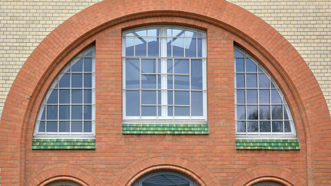 Der ehemalige Schlachthof in Gießen wurde 2019 mit dem Hessischen Denkmalschutzpreis ausgezeichnet Nahaufnahme eines restaurierten Rundfensters