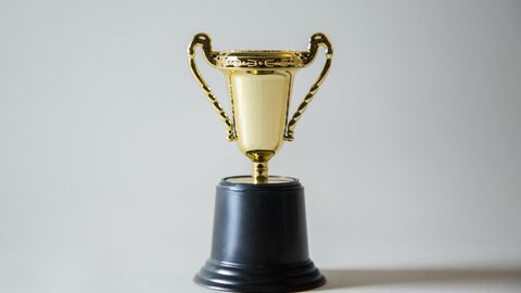 Das HMWK vergibt Preise für herausragendes wissenschaftliches und künstlerisches Schaffen EIn Pokal vor grauem Hintergrund