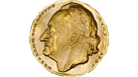 Die Goethe-Plakette ist die höchste Auszeichnung des Hessischen Ministeriums für Wissenschaft und Kunst.  Abbildung der Goetheplakette mit Goethes Profil auf der Vorderseite