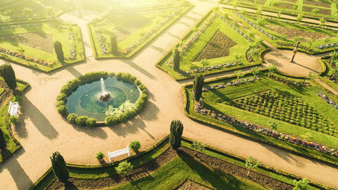 Der Prinz-Georg-Garten in Darmstadt aus der Luft aufgenommen; man sieht ein sternförmiges Wegenetz