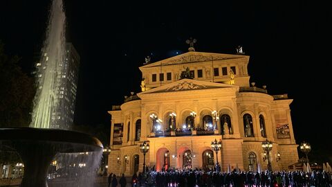 Die Verleihung des Hessischen Film- und Kinopreises findet in der Alten Oper statt Die Alte Oper Frankfurt von außen bei Nacht