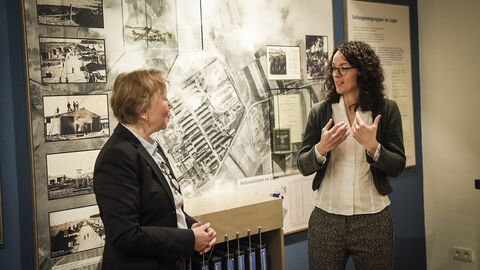 Die Auszeichnung "Museum des Monats" würdigt ehrenamtlichen Einsatz Ministerin Dorn spricht mit der Leiterin des Museums Trutzhain vor einer Vitrine