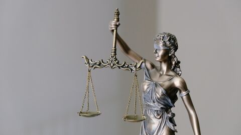 Hier finden Sie Informationen zu Gesetzestexten und Verordnungen rund um das Thema Kultur Eine Figur der Justizia, wie sie die Waage hält