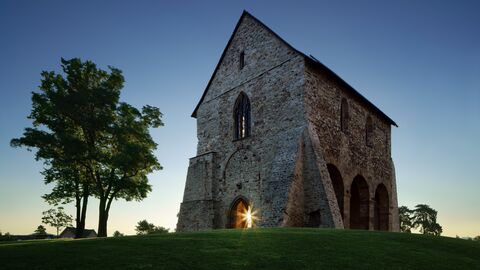 Die ehemalige Benediktiner-Abtei im südhessischen Lorsch mit dem Kloster Altenmünster ist Weltkulturerbe seit 1991 und die erste Welterbestätte in Hessen Kloster Lorsch in der Abendsonne, unter dem Torbogen leuchtet die Sonne