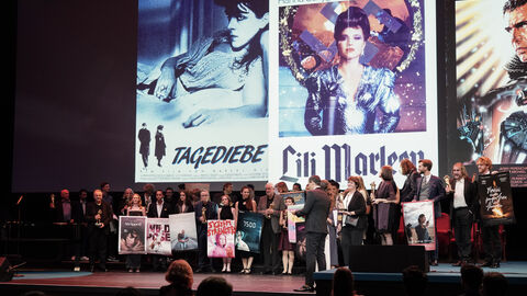 Auch Betreiberinnen und Betreiber von Kinos werden mit dem Preis geehrt Kinobetreiberinnen und -betreiber stehen auf der Bühne des Hessischen Film- und Kinopreises