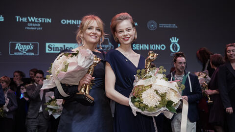 Haben den Hessischen Film- und Kinopreis schon verliehen bekommen: die Schauspielerinnen Laura Tonke und Emma Die Schauspielerinnen Laura Tonke und Emma Bading mit Blumenstrauß