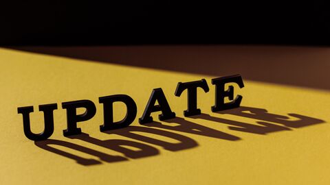 Das Wort "Update" auf orangefarbenem Untergrund