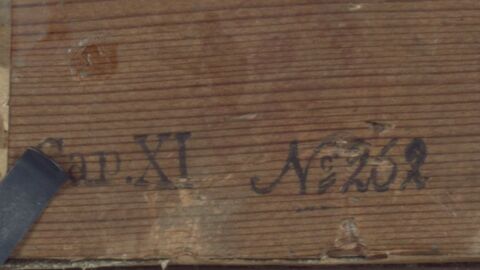 Dies ist die Inventarnummer des Generalkatalogs der herzoglichen Sammlungen von 1906. Cap. XI erfasst die Gemälde, No 262 ist die laufende Nummer, unter der das Werk notiert ist. Nahaufnahme einer in den Rahmen eingebrachten Nummer