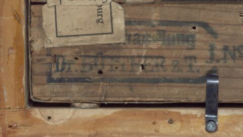 Vermutlich handelt es sich um einen Stempel des Kunsthistorikers und Restaurators Franz Büttner-Pfänner zu Thal (1859-1919), der Professor an der Münchener Akademie der Künste war, als Pensionär in Coburg lebte und einige Gemälde aus den Coburger Sammlungen restaurierte. Nahaufnahme des Stempels