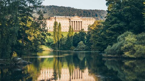 Schloss Wilhelmshöhe Schloss Wilhelmshöhe aus der Ferne, davor liegt ein See, das Schloss ist von Wald umgeben