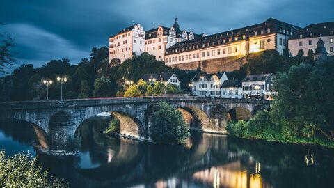 Schloss und Schlossgarten Weilburg erzählen vom höfischen Lebensgefühl zu Beginn des 18. Jahrhunderts Das Schloss Weilburg im Mondschein