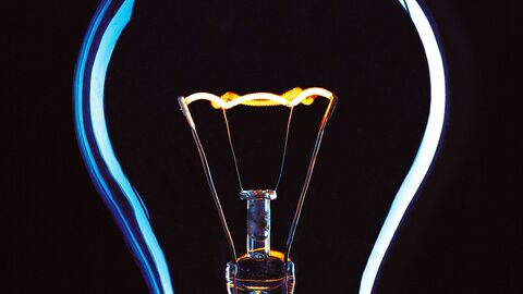 Eine Glühlampe vor schwarzem Hintergrund