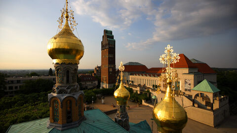 Die Mathildenhöhe im Sonnenuntergang