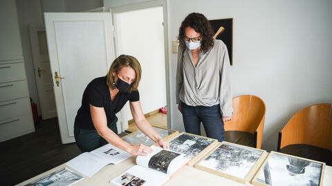 Angela Dorn schaut sich die Arbeiten einer Fotografin an