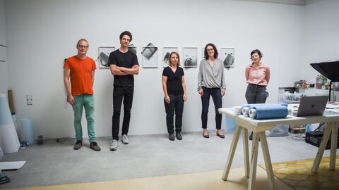 Ein zentrales Ziel meiner Arbeit ist es, dass alle kreativen Köpfe in Hessen ihr Potenzial entfalten können, damit sie mit ihrer Kunst unsere Gesellschaft bereichern und inspirieren“, sagt Dorn Angela Dorn mit Künstlerinnen und Künstlern