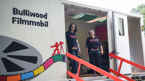 Ministerin Dorn steht im offenen Bulliwood-Wagen