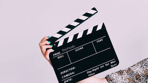 Hessen hat sich zu einem erfolgreichen Filmstandort entwickelt Eine Hand hält eine Drehklappe