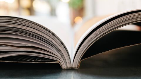 Lesen eröffnet Welten Ein aufgeschlagenes liegenes Buch, von der Seite fotografiert