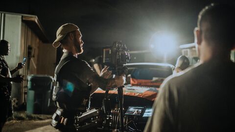 Ein Filmteam mit Kamera und Tonangel beim Dreh