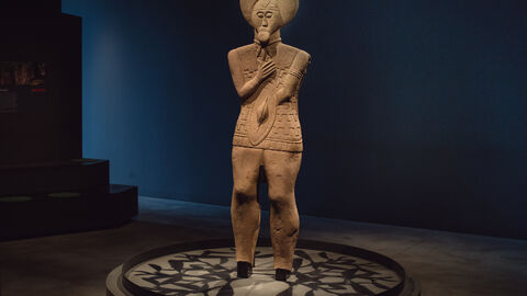 Die Statue des Keltenfürsten vom Glauberg, platziert auf einem Podest im Museum