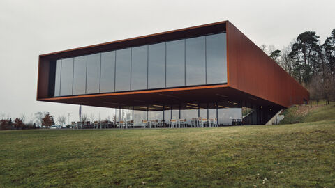 Die Keltenwelt am Glauberg Das Museumsgebäude der Keltenwelt von außen, ein rechteckiger Bau mit großer Fensterfront