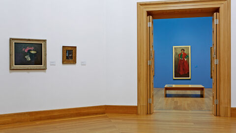 Die Jawlensky-Abteilung im Museum Wiesbaden: Zu sehen ist ein Raum mit Gemälden, der Blick wandert durch eine geöffnete Tür und fällt direkt auf ein Gemälde