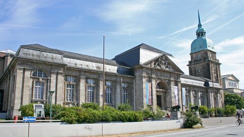Das Hessische Landesmuseum Darmstadt von außen: Ein langgezogener Bau mit Säulen