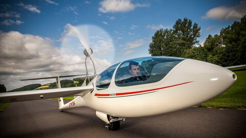 Ein Pilot sitzt in einem kleinen Flugzeug