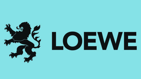 Eine hellblaue Kachel mit LOEWE-Logo: Dem Schriftzug "LOEWE" und dem Wappenlöwen