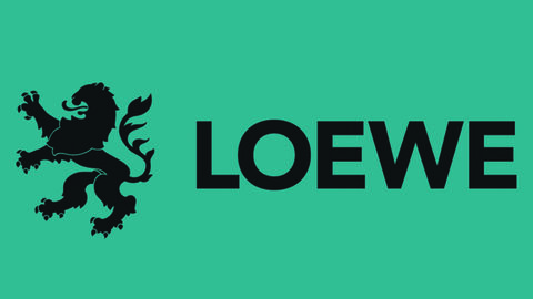 Eine grüne Kachel mit LOEWE-Logo: Dem Schriftzug "LOEWE" und dem Wappenlöwen