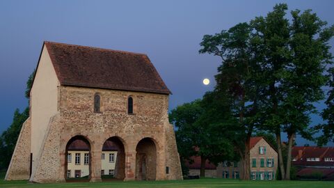 Kloster Lorsch war die erste hessische Welterbestätte Kloster Lorsch von außen im Mondschein