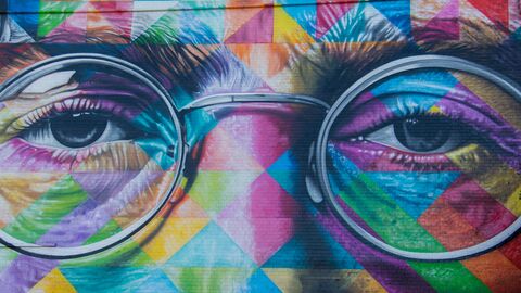 Auf kulturberatung-hessen.de finden Sie Informationen zu den Hilfsprogrammen Nahaufnahme eines bunten Graffiti, das zwei Augen hinter einer Brille zeigt