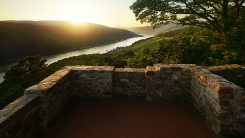 Romantisch und faszinierend: das obere Mittelrheintal Blick von einer Burgruine im Osteinschen Park auf das Obere Mittelrheintal
