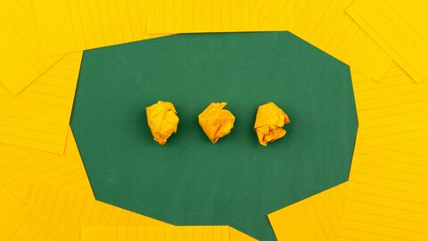 Sprechen Sie uns an! Eine gebastelte Sprechblase aus zurechtgerissenem Papier