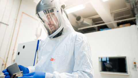 Ein Foscher im Schutzanzug