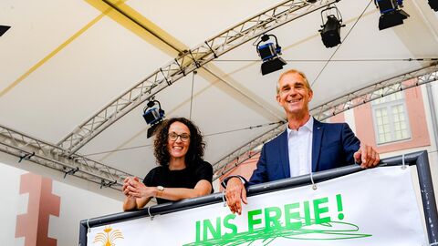 Mit Unterstützung aus dem Programm „Ins Freie!“ im Kulturpaket des Ministeriums für Wissenschaft und Kunst haben die Weilburger Schlosskonzerte eine neue Bühnenüberdachung angeschafft. Ministerin Dorn und der Intendant der Weilburger Schlosskonzerte, Stephan Schreckenberger, stehen auf der überdachten Bühne