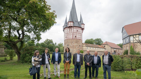 Ministerin Dorn steht mit Vertreterinnen und Vertretern der Stadt und anderer Einrichtungen vor dem Junker-Hansen-Turm