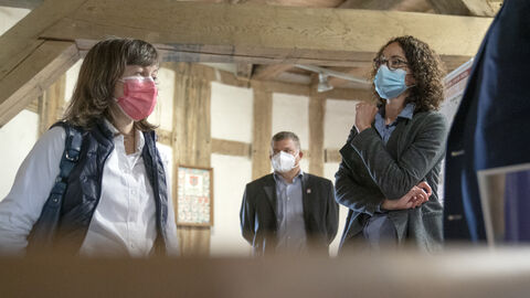 Ministerin Dorn steht im Turm und unterhält sich