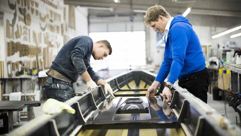 Auch die Ruderwerkstatt in Wetzlar war Partner der LOEWE-Förderlinie 3 Zwei Männer arbeiten an der Konstruktion eines Bootes