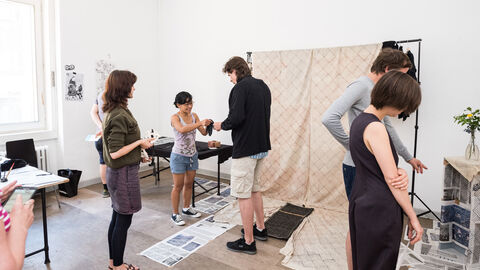 Hessen schafft Raum für Kunst und Kultur Mehrere Menschen betrachten im Raum verteilte Kunst in einem Atelier