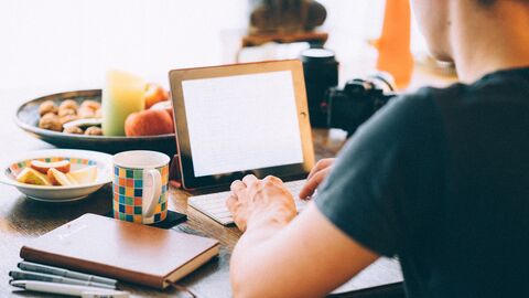Das Hessische Ministerium für Wissenschaft und Kunst vergibt jährlich Arbeitsstipendien an Autorinnen und Autoren Ein Mann sitzt am Laptop und schreibt