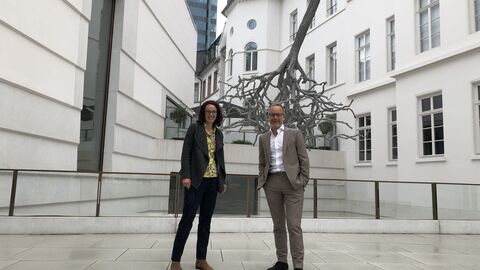 Das Land Hessen fördert das städtische Jüdische Museum Frankfurt seit 2020 jährlich mit 500.000 Euro und hat im Rahmen des Neubaus die moderne Ausstattung der so genannten Familienräume sowie die Präsentation der Judaica mit insgesamt zwei Millionen Euro unterstützt. Angela Dorn mit Dr. Werner Hanak, dem stellvertreteden Direktor des Jüdischen Museums, vor dem Neubau