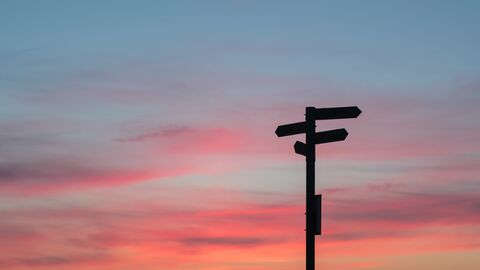 Wir finden die passende Förderung Wegweise im Abendrot, die Inschriften sind nicht zu erkennen