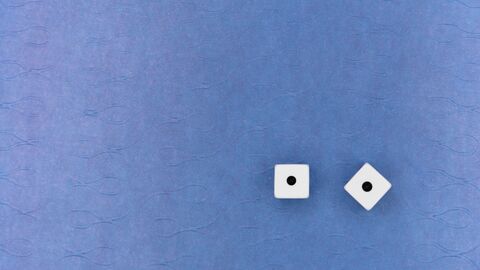 Keine Angst - unsere Statistiken werden nicht gewürfelt Zwei Würfel auf blauem Untergrund, beide zeigen eine 1