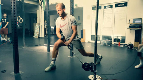 Kai Kienke und Martin Schwalm von der FRAUAS haben ein besonderes Sportgerät entwickelt und damit Hessen Ideen 2020 gewonnen Ein Mann benutzt das von Hessen Ideen ausgezeichnete Sportgerät und macht dabei einen Ausfallschritt