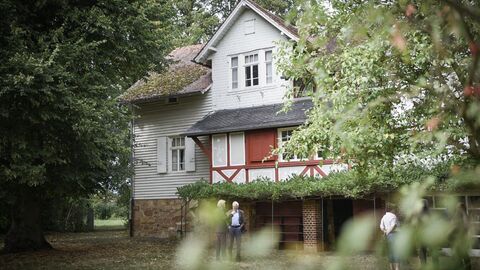 Das Otto-Ubbelohde-Haus, romantisch umrahmt von Bäumen